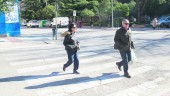 URBANISMO. Dos personas cruzando por el paso de peatones intervenido en la calle Picasso.