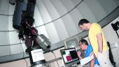 ASTRONOMÍA. El profesor Josep Martí y Pedro Luque, en el observatorio de la Universidad de Jaén.
