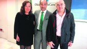 ACUERDO. Yolanda Solero y Miguel Serrano, de Caixabank, junto a Antonio Lechuga, presidente de Asostel.