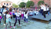 BAILE. Niños y mayores participan en la iniciativa saludable llevada a cabo en la Plaza de España. 