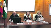 PRESENTACIÓN. Manuel Serrano, jefe de servicio de Sevilla; Beatriz Martín, y Ana Alonso, de Psicas.
