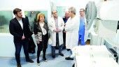 SANIDAD. Rafael Sampedro, Teresa Vega, Antonio Resola y el doctor Jesús Rabaza en la nueva sala de radiología del “San Agustín”.