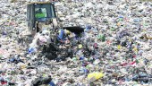 TRABAJOS. Un operario amontona grandes cantidades de basura en el interior del vertedero municipal.