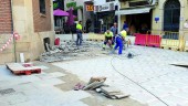 cuadrilla. Obreros rompen las baldosas de la calle Pescadería, para colocar granito como el de la Plaza Deán Mazas. 