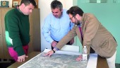 encuentro. Pedro del Pozo, Ramón Gallego y Rafael Valdivielso conocen sobre un mapa el trazado de la conexión. 
