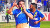 leyenda. El malogrado futbolista del Linares Fran Carles se besa el escudo tras marcar un gol en el Estadio de Linarejos. 