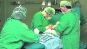 SANIDAD. Imagen de archivo en la que tres profesionales sanitarios intervienen en una operación quirúrgica.