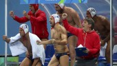 ganadores. Los jugadores españoles de waterpolo celebran la victoria frente a Croacia desde el banquillo.