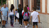 eDUCACIÓN. Un grupo de niños y padres en la entrada de un colegio tosiriano.
