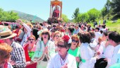 calor y color. Numerosas personas acompañan a la imagen de Santa Ana y la Virgen Niña por el entorno de cerro Miguelico.