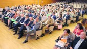 PÚBLICO. Los asistentes escuchan con atención una de las mesas de debate durante la Convención de Colegios de Farmacéuticos en la Ifeja.