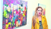 CAJAGRANADA. Miriam Varón posa junto a una de sus obras expuestas en Jaén. 