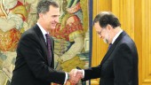 CONSULTAS. El Rey Felipe V da la bienvenida a Mariano Rajoy en el Palacio de la Zarzuela.