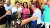 ALEGRÍA. Una vecina felicita a Damián Martínez por volver a la Alcaldía, justo después del término de la moción de censura. A las puertas del Ayuntamiento, lo esperó un grupo de vecinos y compañeros de partido que lo recibieron entre aplausos. 