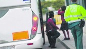 VIGILANCIA. Un agente de la Guardia Civil realiza una inspección en un autobús de transporte escolar. (Dirección General de Tráfico) 