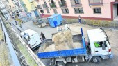 DE RECOGIDA. Operarios cargan arena en un camión, tras la paralización de las obras en la Carrera de Jesús. ( Emilio Arroyo) 