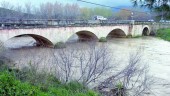 COMPLICACIONES. Crecida del río Jaén, a su paso por el Puente Nuevo, en una fotografía de archivo. 