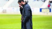 RESIGNACIÓN. El entrenador del Real Jaén realiza un gesto en el partido con el CD Ejido 2012 en La Victoria.