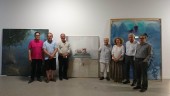 EXPOSICIÓN. Los miembros del jurado del Concurso Internacional de Pintura Homenaje a Rafael Zabaleta posa junto a las tres pinturas premiadas.