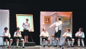 ESCENARIO. El taller Paquitos de Oro en un momento de la obra “La vieja escuela”, sobre el escenario del teatro Darymelia.