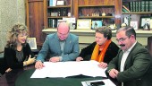 CONTACTOS. Rosa Cárdenas, Javier Márquez, Pilar Parra y José Castro revisan los planos del proyecto.