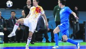 JUGADA. Lin trata de controlar un balón en el partido con Kazajistán.