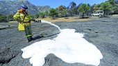 agosto. Un operario del Infoca rocía con espuma retardante una zona afectada por las llamas. 