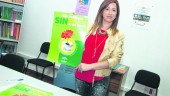SALUD. Josefa Chinchilla, con el cartel anunciador del Día Mundial contra el Tabaquismo.