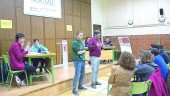 PALABRA. Bernardo Martos presenta a los dos equipos finalistas del IV foro de debate.