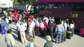 TRAYECTO. Jornaleros de Valdepeñas y alrededores se disponen a coger un autobús e n dirección hacia Francia para la vendimia del año pasado.