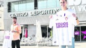 acto. Manu Martínez y Ezequiel exhiben la camiseta del Real Jaén a las puertas del Centro Bnfit La Victoria.