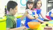 ALIMENTACIÓN. Asistentes a un curso de cocina para niños de “Olivar y Aceite”