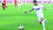 JUGADA. Higinio Vilches realiza una acción de ataque en un partido disputado en La Victoria.