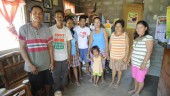 Familia en una vivienda social del Jaén filipino. 