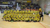 TRES TÍTULOS. La primera plantilla del Jaén Paraíso Interior posa con los equipos juvenil, infantil y benjamín, campeones provinciales.