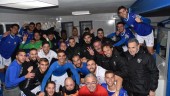 FELICIDAD. Los jugadores y el cuadro técnico del Linares Deportivo celebran el triunfo ante el Almería B por tres a cero.