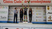 Elías Tello celebra la victoria en el podio de la Clásica de Torredonjimeno.