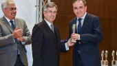 Javier Rosales recibe el premio en nombre de la empresa jiennense.