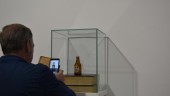 RECUERDOS. Un visitante realiza una fotografía a una de los botellines más conocidos de la marca Alcázar en la exposición. 