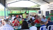 TAPA Y CERVEZA. Vecinos de la urbanización disfrutan de una tarde en el chiringuito, donde se quedaron a almorzar, durante las fiestas.