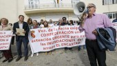 MOVILIZACIÓN. Vecinos de Villanueva de la Reina protagonizan una concentración pacífica y simbólica frente a la Subdelegación del Gobierno en Jaén.