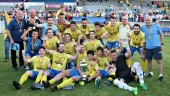 ALEGRÍA. Los jugadores y el cuadro técnico del Navas festejan su segundo título consecutivo de la Copa Subdelegada.