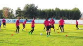trabajo. Futbolistas del Iliturgi CF se ejercitan en una sesión de entrenamiento. 