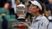 Gabriñe Muguruza besa el trofeo de Roland Garros