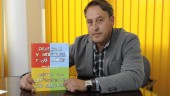 OBRA. El profesor del instituto Los Cerros de Úbeda Martín Ruiz muestra el libro.