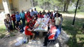 FESTEJO. Voluntarios, familiares y amigos de Cruz Roja de Jaén compartieron una comida en la zona recreativa del Neveral.
