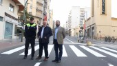 MEJORAS. Juan Carlos Carrasco, Juan Carlos Ruiz y Rafael Domingo junto a un paso de peatones recién pintado.