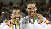 felicidad. Marc López y Rafa Nadal muerden la medalla de oro conseguida en el dobles de tenis en los Juegos Olímpicos de Río.