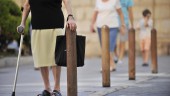 PASEO. Una mujer mayor camina por el centro de la capital con la ayuda de una muleta, seguida de otros peatones.