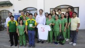 SANIDAD. Enfermeras y auxiliares del centro de salud posan con el director de Diario JAÉN, Juan Espejo, y el alcalde del Jaén filipino, Santy R. Austria. 
